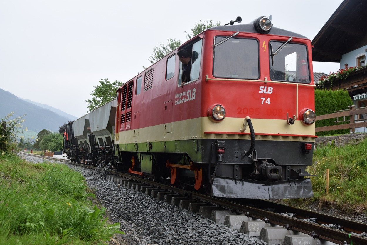 Arbeiten für die Schotterung des Gleisbetts der Pinzgauer Lokalbahn