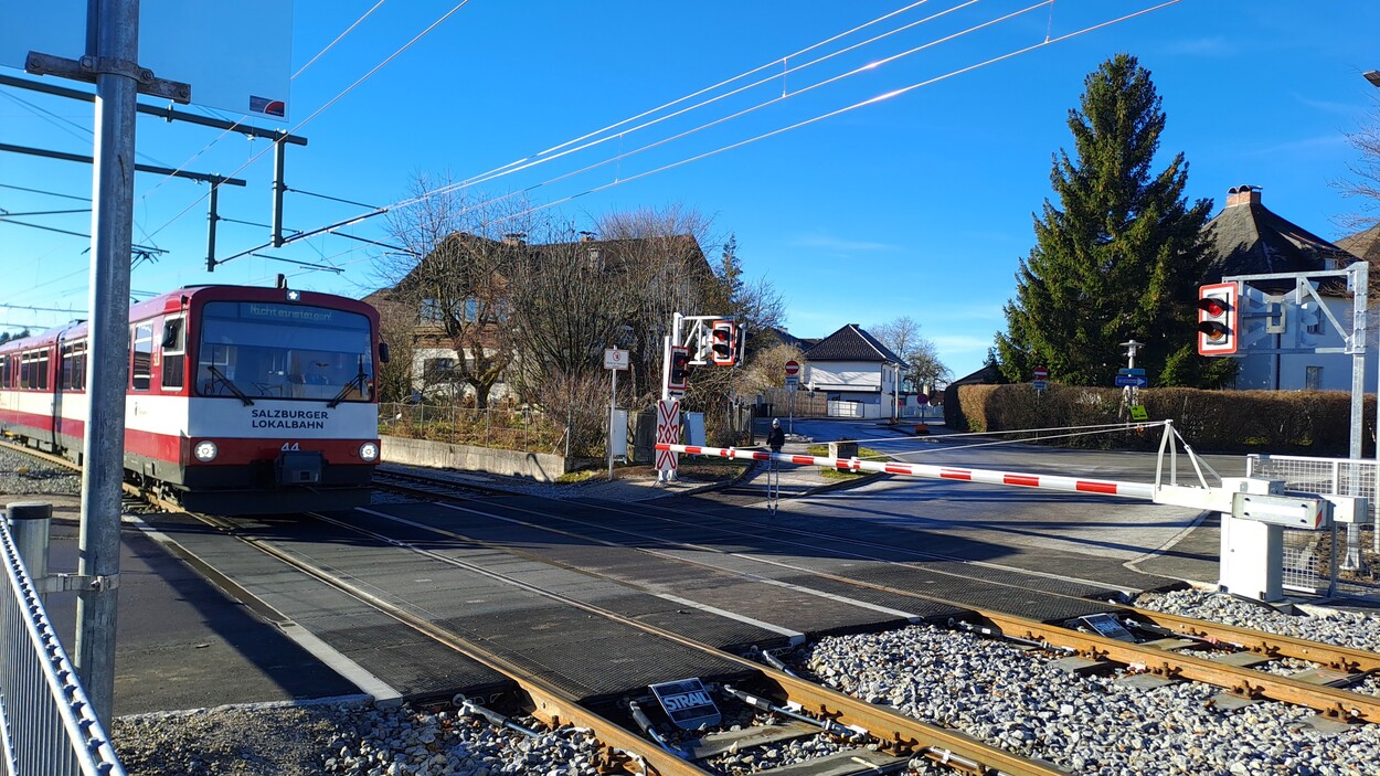 Bahnübergang am Bahnhof Bürmoos
