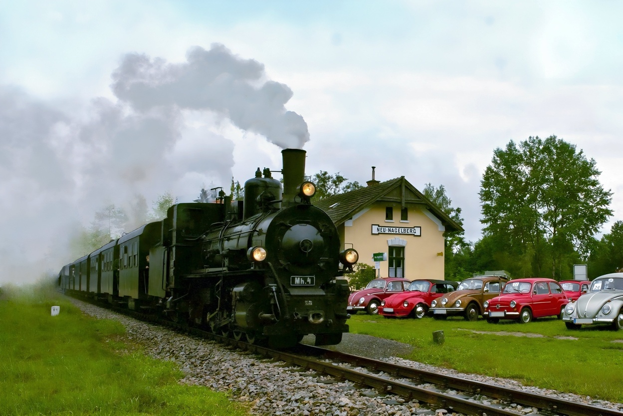 Die Dampflok Mh.4 mit Oldtimer-Legenden vor dem Bahnhof Neu Nagelberg