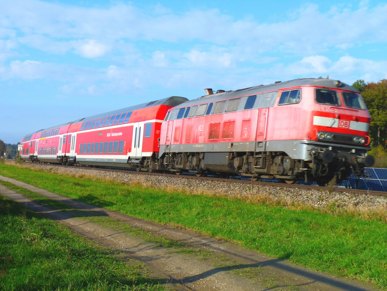 218 404 übernimmt RB 27983 vor der Kulisse von Photovoltaikanlagen bei Gastag