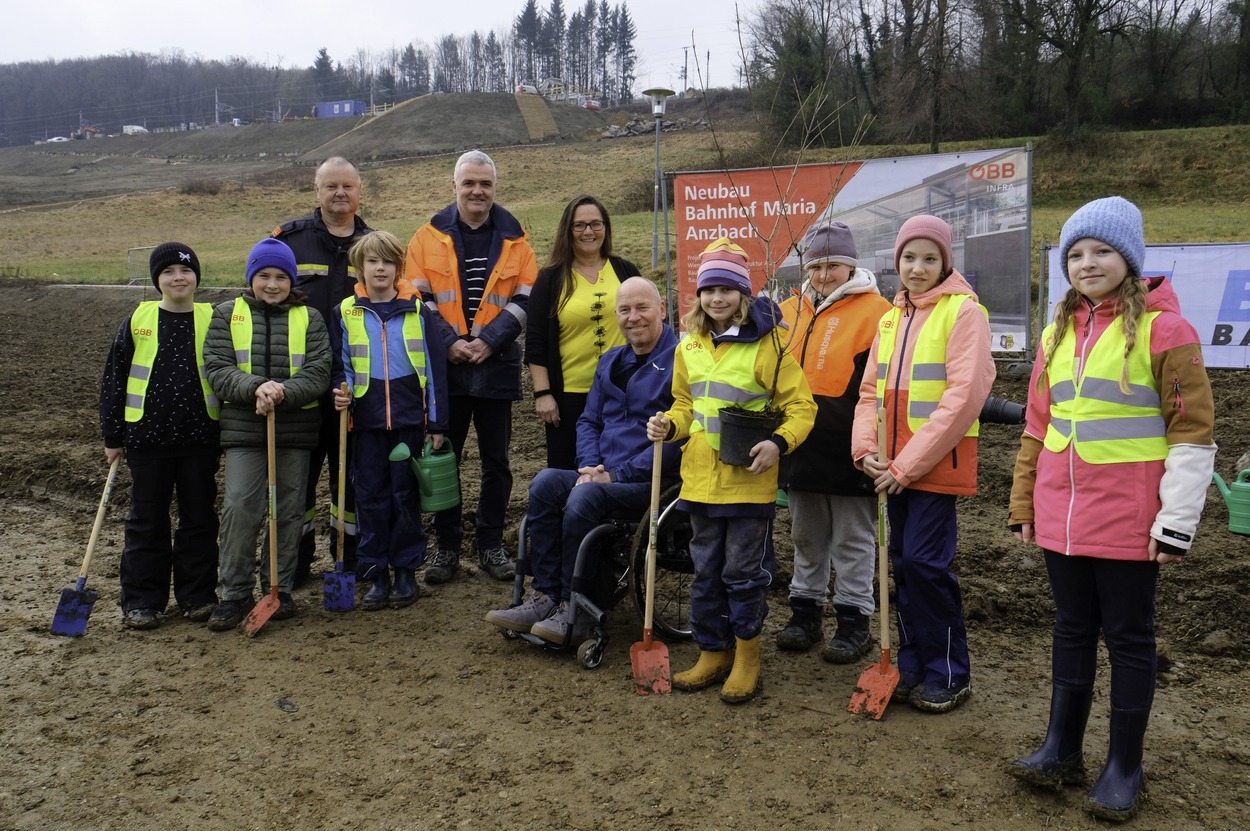 ÖBB: Volksschulkinder sorgen als Baum-Paten für viel Grün beim Bahnhof Maria Anzbach