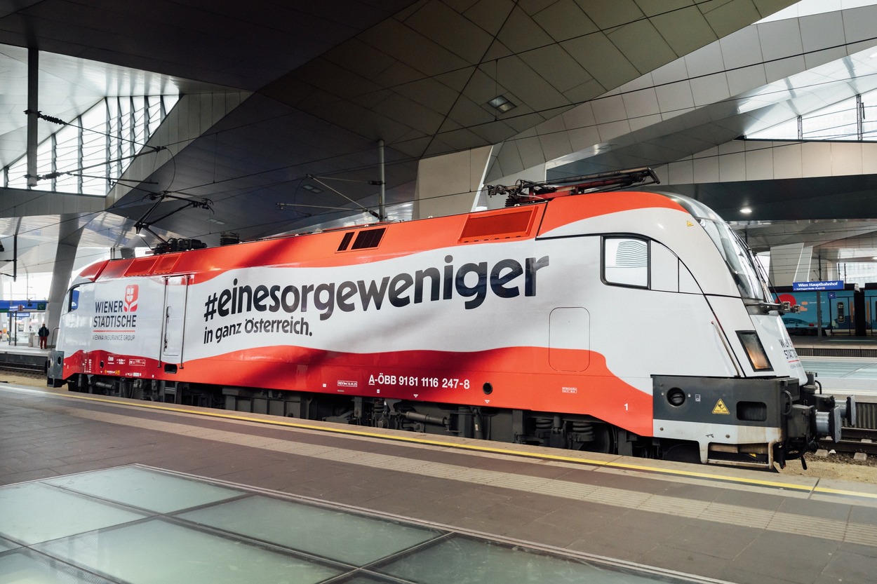 ÖBB Lok mit Branding der Wiener Städtischen